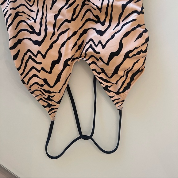 VENUS One-Piece Swimsuit Tiger Print Strappy Back High-Cut Size 8 - Picture 6 of 12
